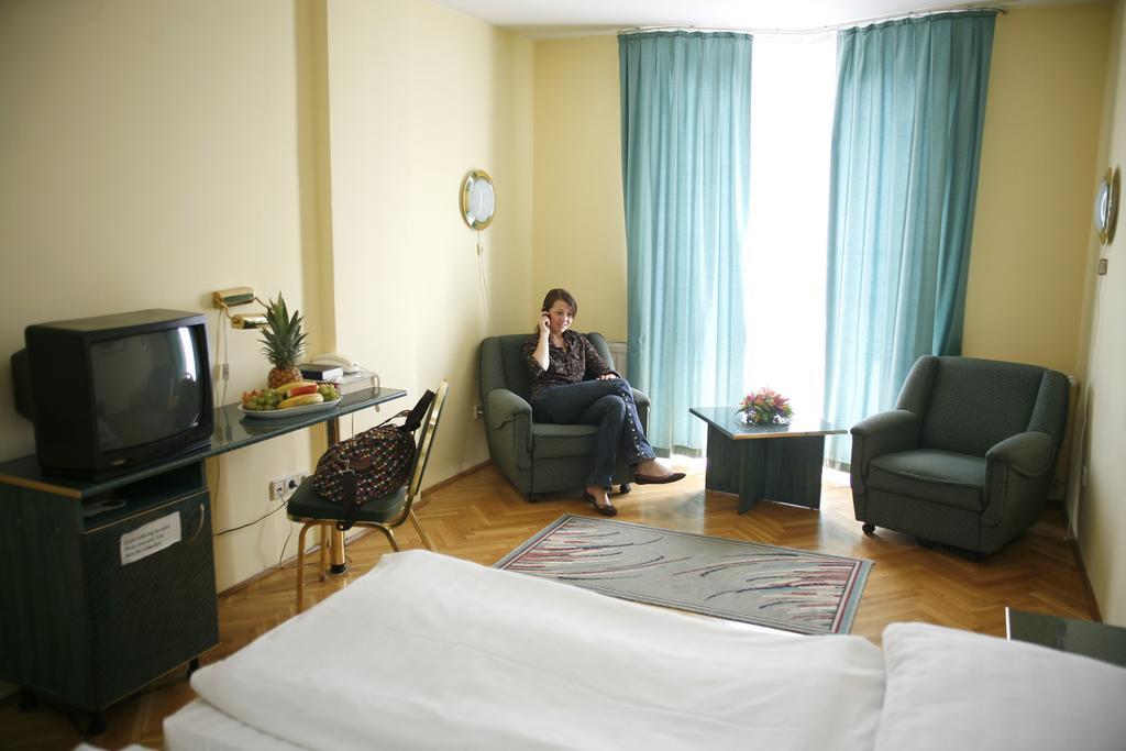 Hotel Bara Junior